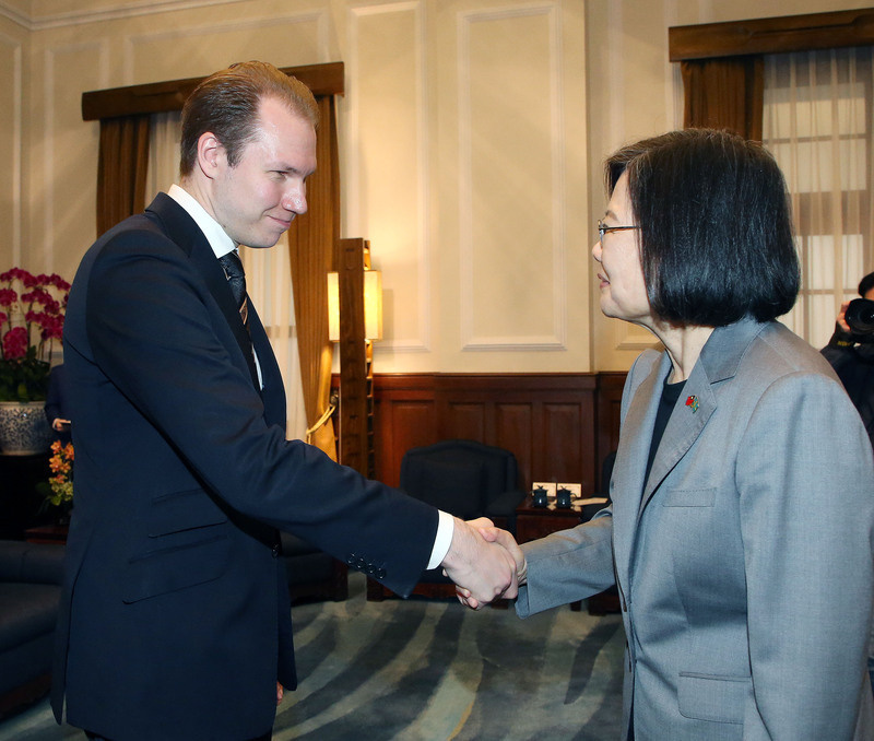 Tiếp đoàn Nghị sĩ Quốc Hội Thụy Điển, Tổng thống hi vọng Thụy Điển ủng hộ Đài Loan ký kết Thỏa thuận bảo hộ đầu tư BIA với Liên minh châu Âu. (Hình từ CNA)