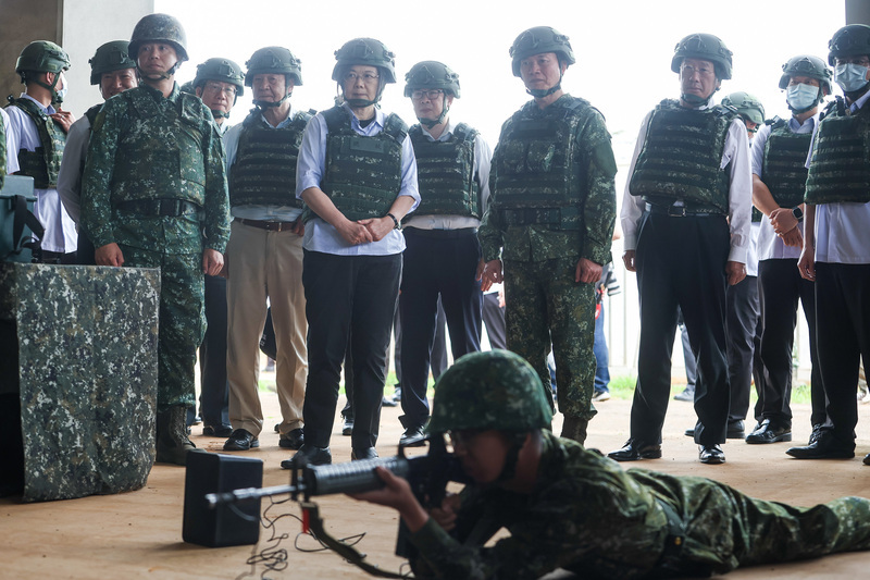 Lần đầu tiên có sĩ quan nữ tự nguyện tham gia triệu tập giáo dục quân nhân dự bị, Tổng thống nói, quyết tâm bảo vệ quê nhà là không phân biệt giới tính, hi vọng có nhiều người phụ nữ tham gia hơn nữa. (Hình từ CNA)