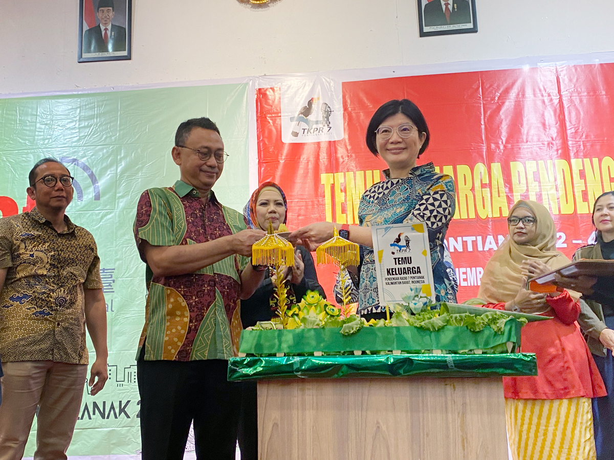 Chủ tịch Hội đồng quản trị đài Rti bà Lại Tú Như và Thị trưởng thành phố Pontianak trong nghi lễ chia cơm.