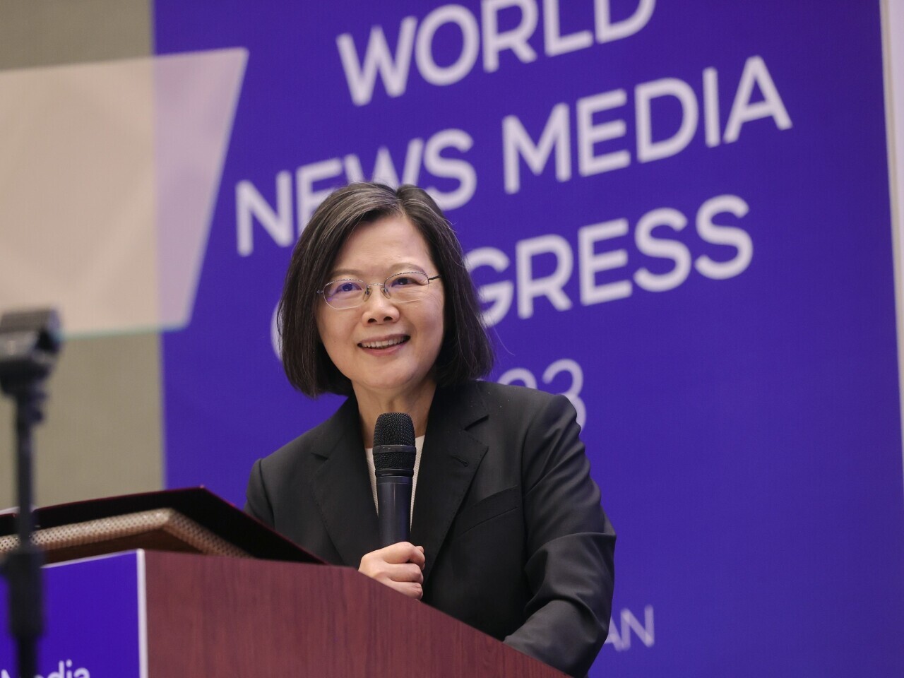 Tổng thống Thái Anh phát biểu chào mừng tại lễ khai mạc Đại hội truyền thông tin tức thế giới diễn ra tại Trung tâm triển lãm Nam Cảng - Đài Bắc (Ảnh: Phủ Tổng thống)