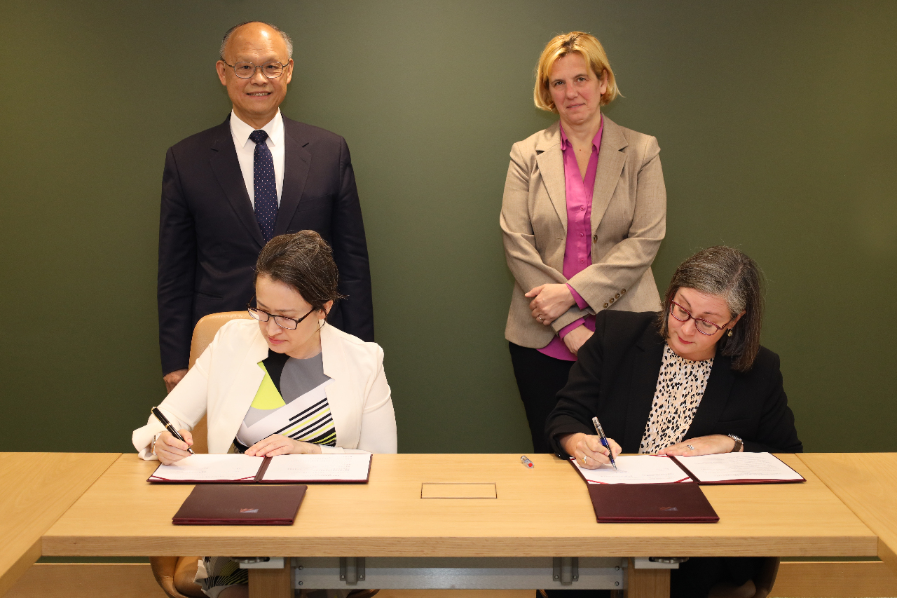 Vào ngày 2/6 Trưởng đại diện Đài Loan tại Mỹ bà Tiêu Mỹ Cầm và Giám đốc điều hành Hiệp hội Mỹ tại Đài Loan (AIT) bà Ingrid Larson đã hoàn thành ký kết thỏa thuận đầu tiên thuộc “Sáng kiến Mỹ-Đài Loan về Thương mại Thế kỷ 21”