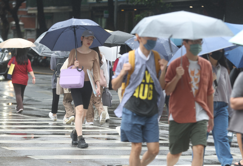 Do lượng hơi nước gia tăng, không khí toàn Đài Loan không ổn định, khu vực miền Trung và Nam có mưa to cục bộ. (Hình từ CNA)
