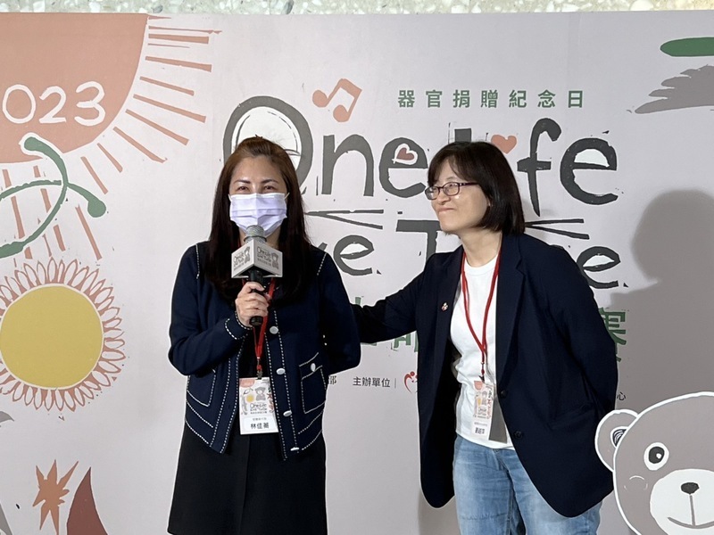 Cô Lâm Giai Trâm (trái), một người đã từng được ghép tạng cách đây 14 năm đã tới tham dự buổi hòa nhạc và nghẹn ngào chia sẻ lại câu chuyện của mình. (Nguồn ảnh: CNA)