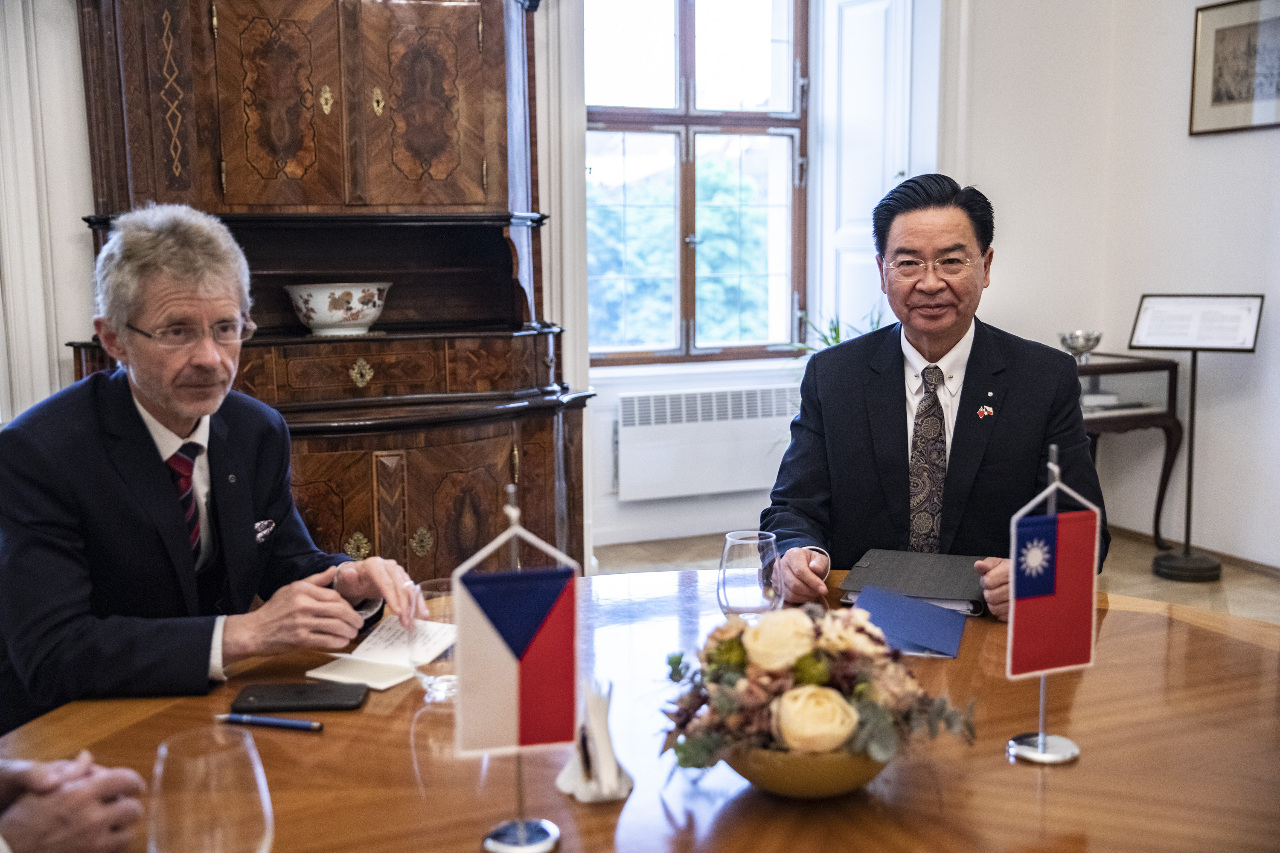 Ngoại trưởng Ngô Chiêu Nhiếp đã có cuộc gặp gỡ với Chủ tịch Thượng Viện Cộng Hòa Czech Milos Vystrcil. (Hình từ T witter@SenatCZ)