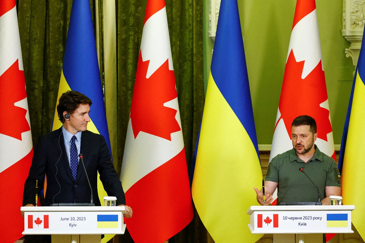 Tổng thống Ukraine Volodymyr Zelenskiy tổ chức một cuộc họp báo chung với Thủ tướng Canada Justin Trudeau tại Kiev vào ngày 10/6. (Ảnh: Reuters)