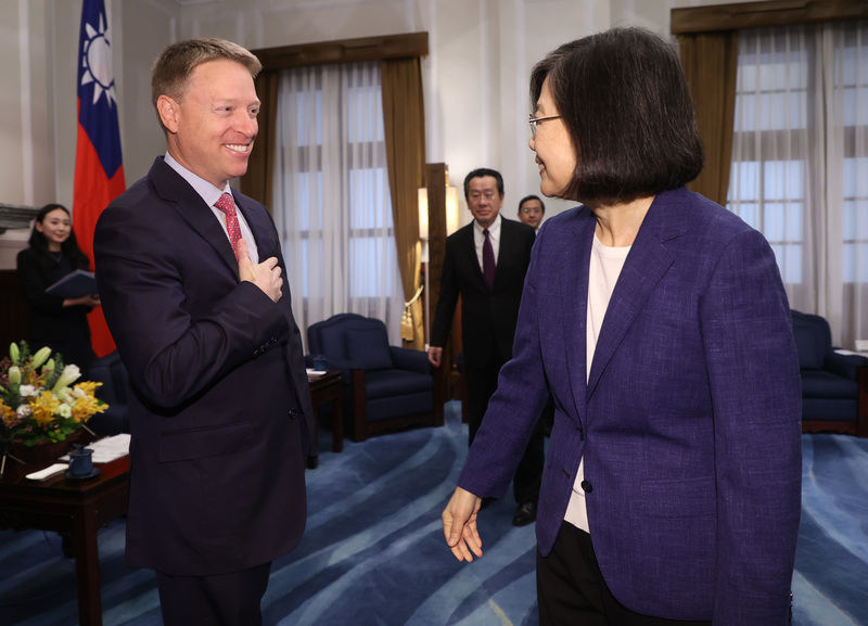 Tổng thống Thái Anh Viên tiếp đoàn đại diện Quỹ Bảo vệ dân chủ do ông cựu Cố vấn an ninh quốc gia Mỹ dẫn đầu đến thăm Đài Loan. (Hình từ CNA)