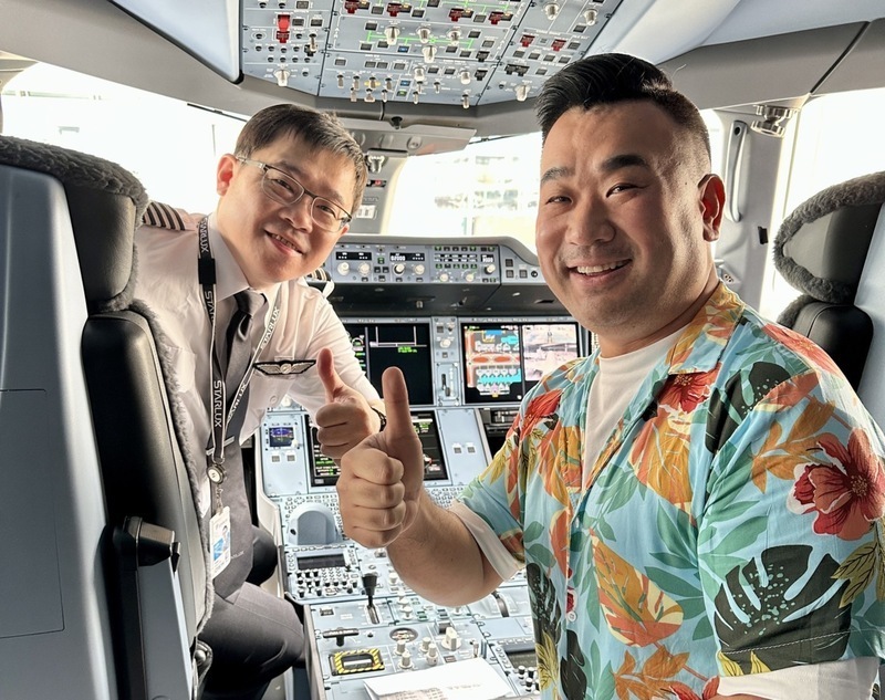 Hãng hàng không Starlux đã thực hiện chuyến bay đầu tiên đến Los Angeles vào ngày 26/4 vừa qua và mời một hành khách là YouTuber nổi tiếng vào buồng lái chụp ảnh. (Ảnh: CNA)