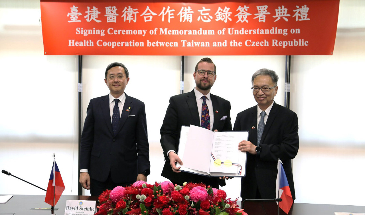 Bộ Y tế và Phúc lợi cho biết, Đài Loan và Czech đã ký kết bản ghi nhớ hợp tác về y tế, sẽ triển khai thảo luận nội dung cụ thể nhanh nhất là vào trước cuối năm nay. Trong ảnh là Thứ trưởng Ngoại giao Lý Thuần (bên trái),  Bộ trưởng Bộ Y tế và Phúc lợi Tiết Thụy Nguyên (giữa) và Bộ trưởng Bộ Y tế và Phúc lợi Tiết Thụy Nguyên (phải). (Ảnh: MOHW)