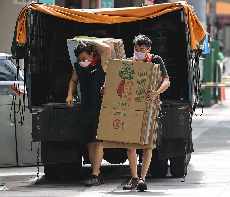 Thời tiết ở Đài Loan gần đây liên tục nắng nóng, người lao động làm việc ngoài trời phải lưu ý đến biện pháp phòng ngừa sốc nhiệt khi làm việc ở nơi có nhiệt độ cao. (Ảnh: CNA)