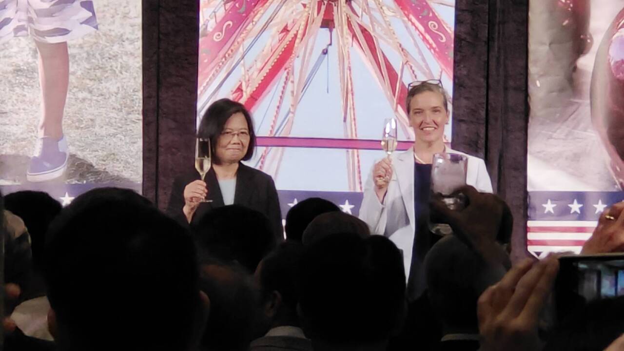 Tổng thống Thái Anh Văn và Bà Sandra Oudkirk, Trưởng đại diện Văn phòng Đài Bắc Hiệp hội Mỹ tại Đài Loan nâng ly chúc mừng trong buổi tiệc mừng kỷ niệm Ngày Độc lập Mỹ