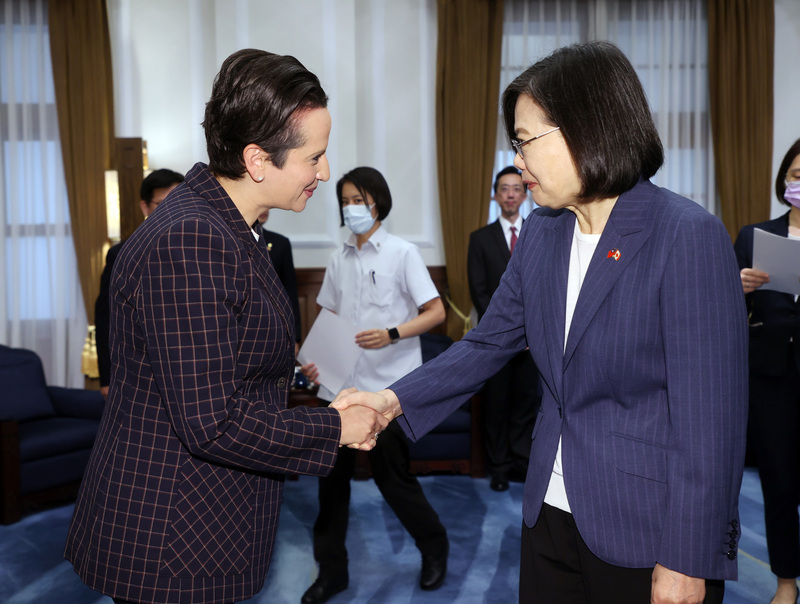 Sáng ngày 6/7 Tổng thống Thái Anh Văn (phải) đã tiếp phái đoàn Nghị sĩ Quốc Hội Canada do bà Melissa Lantsman (trái) dẫn đầu tại Phủ tổng thống. (Hình từ CNA)