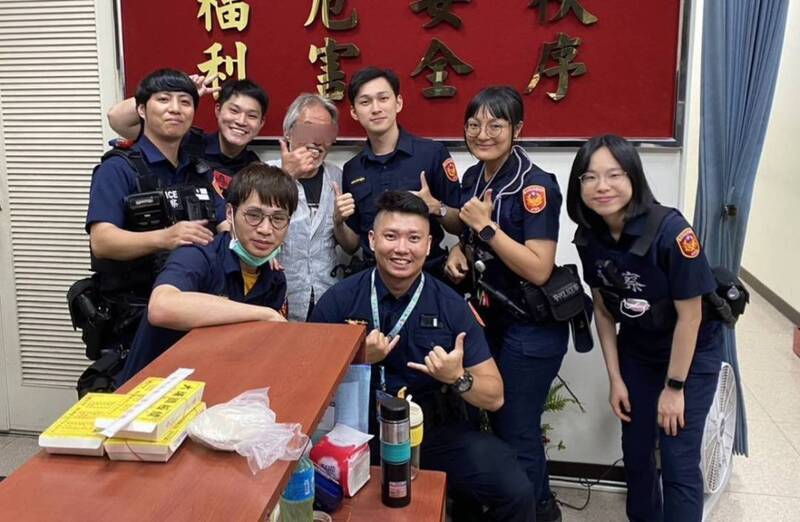 Kiến trúc sư nổi tiếng người Nhật Bản cảm động và cảm ơn người dân cùng cảnh sát Đài Loan đã nhiệt tình giúp ông tìm lại điện thoại bị mất khi công tác tại Đài Loan. (Hình từ CNA)