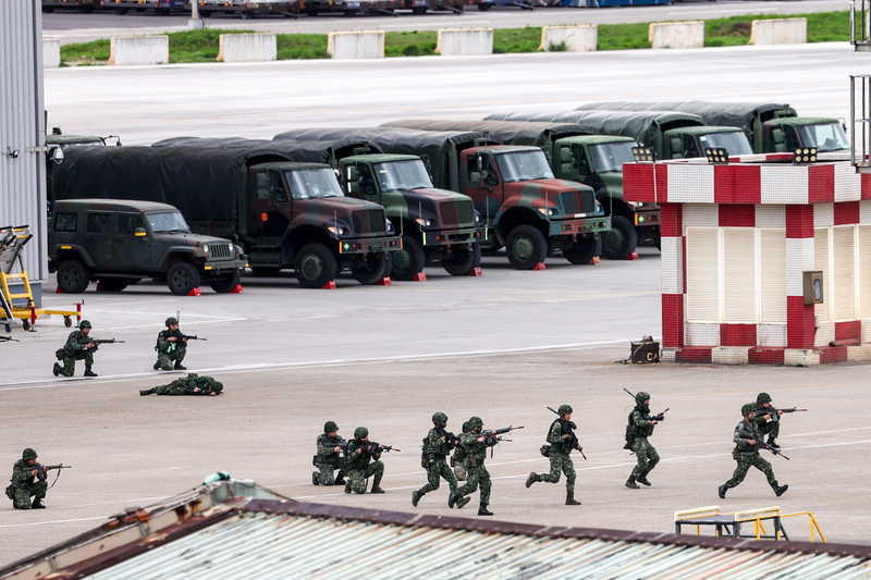 Hoạt động diễn tập Cuộc tập trận Hán Quang của Quân đội THDQ vào ngày 26/7 đã triển khai thao diễn đổ bộ phòng không tại sân bay Đào Viên (Ảnh:CNA)