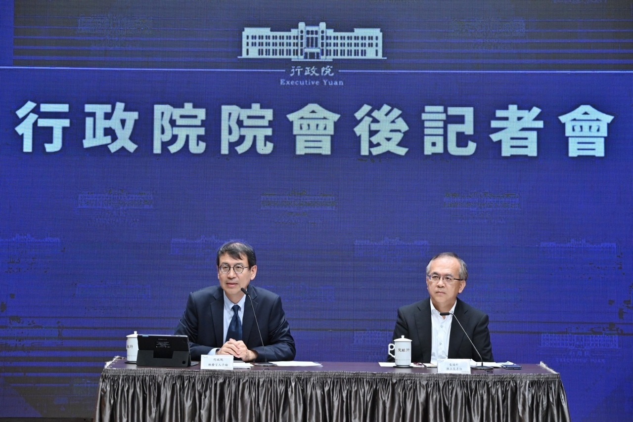 Người phát ngôn Viện Hành chính Lâm Tử Luân (bên trái) tại buổi họp báo sau hội nghị của Viện Hành chính (Ảnh do Viện Hành chính cung cấp)