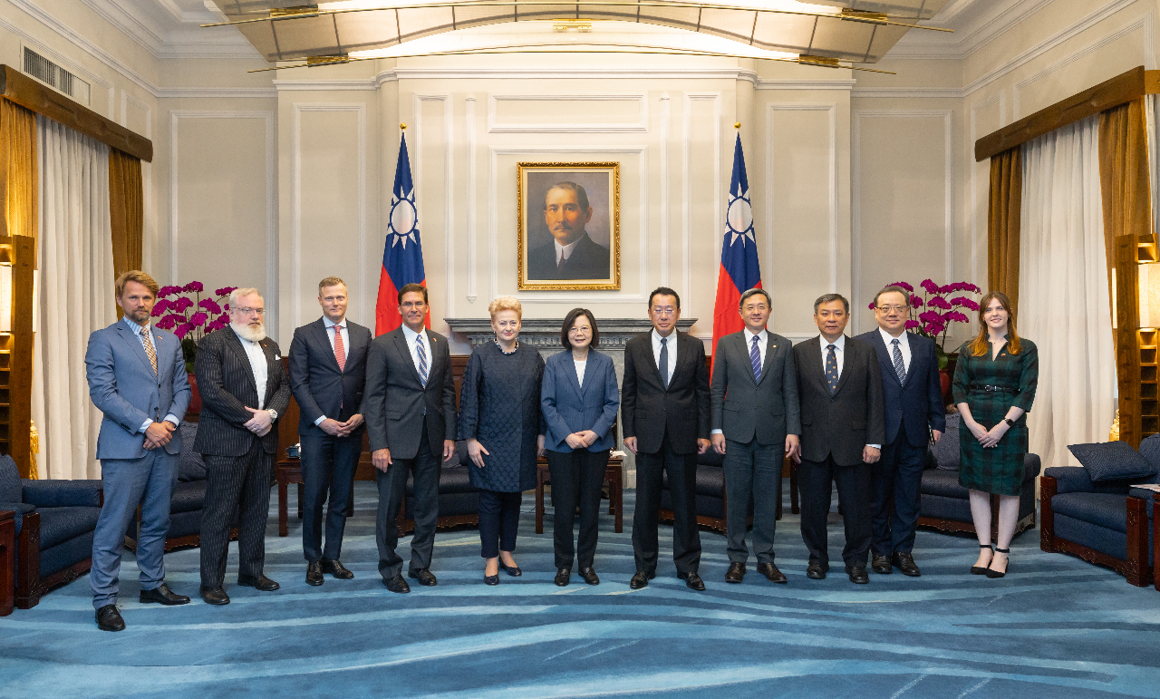 Tổng thống Thái Anh Văn gặp gỡ phái đoàn cấp cao xuyên Đại Tây Dương của “Hội đồng Đại Tây Dương” (Atlantic Council) tại Phủ Tổng thống (Ảnh: Phủ Tổng thống)