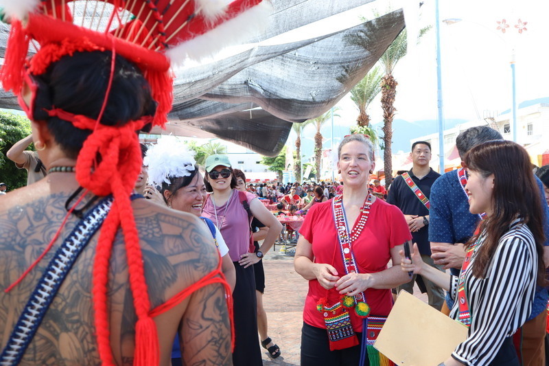 Bà Sandra Oudkirk (áo đỏ) đến tham gia lễ hội thu hoạch của người dân tộc Amis tại huyện Hoa Liên vào ngày 27/08. (Ảnh: CNA)