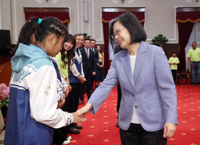 Vào ngày 16/8 Tổng thống Thái Anh Văn đã tiếp đón đội bóng đá nữ Trường Tiểu học Tự Cường thành phố Tân Bắc (Ảnh: CNA)