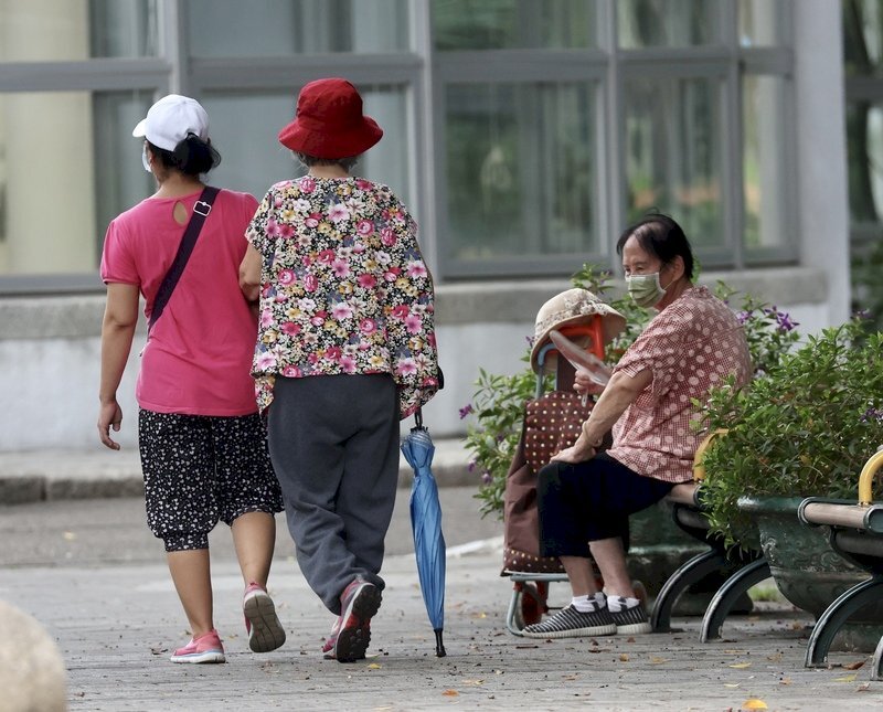 Mặc dù mức tuổi thọ trung bình của người dân Đài Loan năm 2022 đã giảm 1,02 tuổi so với năm 2021, nhưng vẫn cao hơn mức trung bình của thế giới. (Ảnh minh họa: CNA)