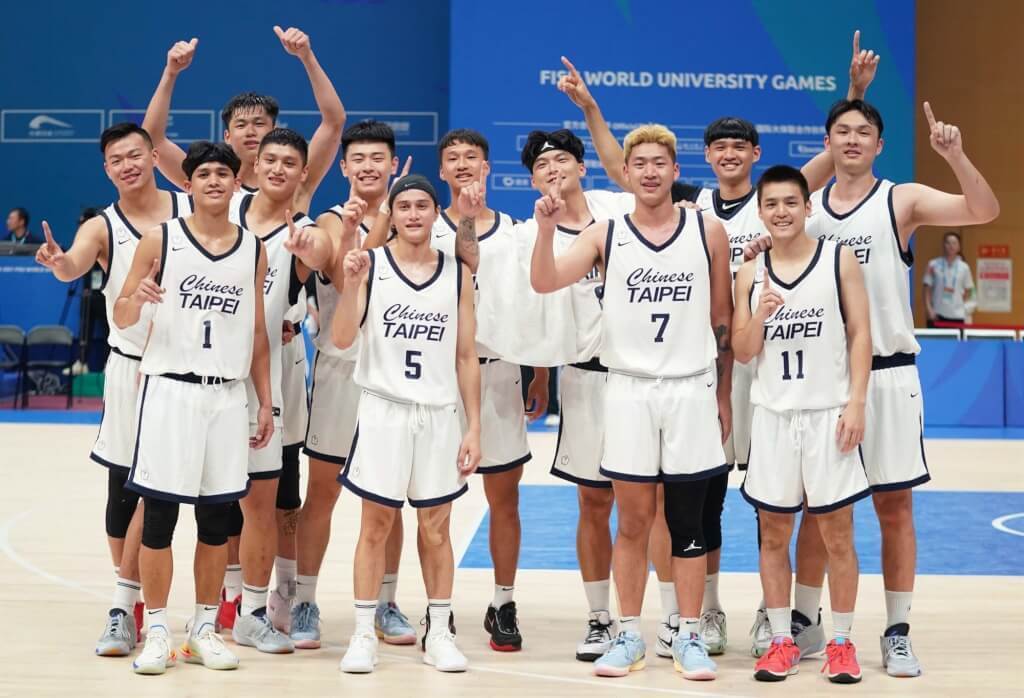 Tại Đại hội thể thao sinh viên thế giới mùa hè lần thứ 31 đang diễn ra tại thành phố Thành Đô, đội tuyển bóng rổ nam của Đài Loan đánh bại đội tuyển Trung Quốc với tỉ số 97 – 84. (Ảnh: Liên đoàn thể thao các trường đại học Trung Hoa Dân Quốc)