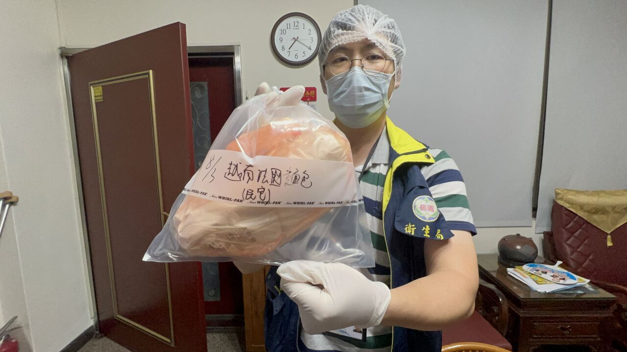 Sau khi nhận được thông tin về việc một quầy bán bánh mì ở Việt Nam tại chợ Zhong-zhen ở Đào Viêncó khả năng xảy ra sự kiện ngộ độc thực phẩm, Cục Y tế TP Đào Viên đã vào cuộc điều tra (Ảnh: Cục Y tế TP Đào Viên cung cấp)