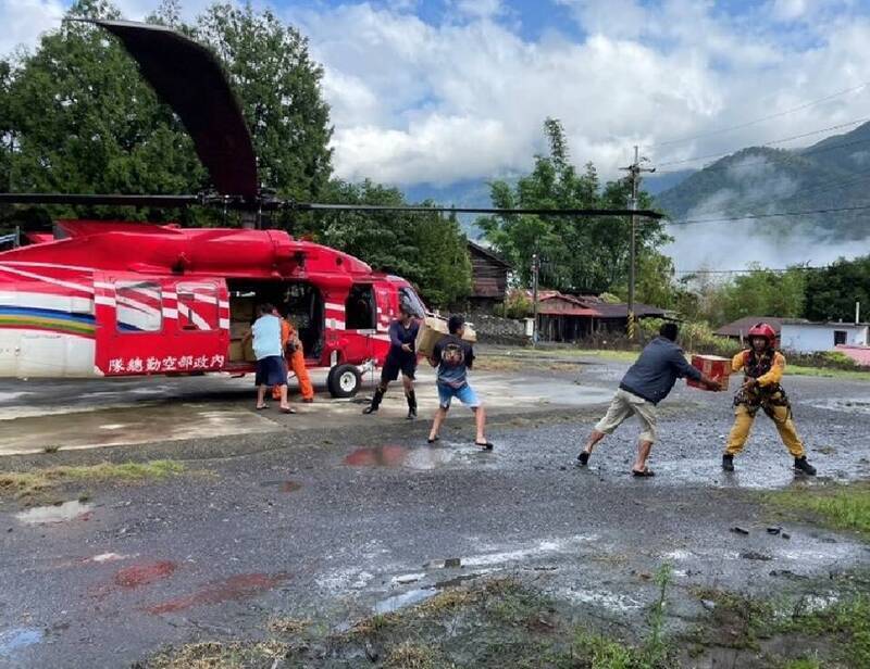 Máy bay trực thăng được điều động để giải cứu 43 du khách mắc kẹt tại khu vui chơi giải trí rừng Wanda (Ảnh: Do Tổng đội điều động hàng không Bộ Nội chính cung cấp)