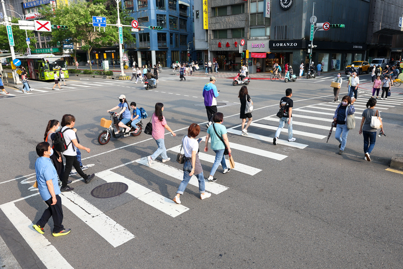 Để thực hiện chính sách an toàn giao thông đối với người đi bộ, Đài Loan tiến hành cải thiện hạ tầng đối với hơn 1000 giao lộ. (Hình từ CNA)