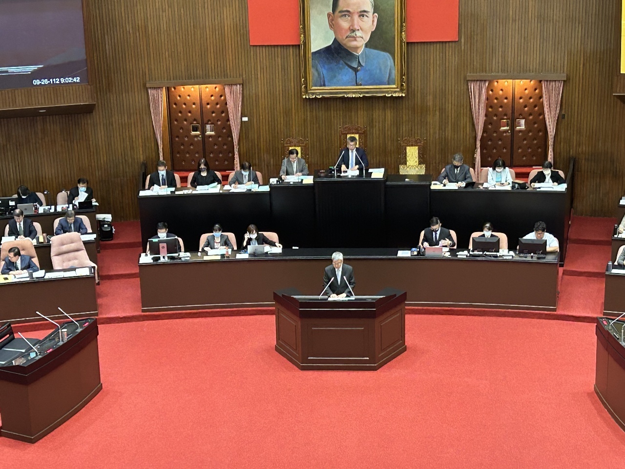 Thủ tướng Trần Kiến Nhân tham dự phiên họp của Viện Lập pháp để báo cáo và trả lời chất vấn về thực thi chính sách sáng ngày 26/09 (Ảnh: PV Rti)