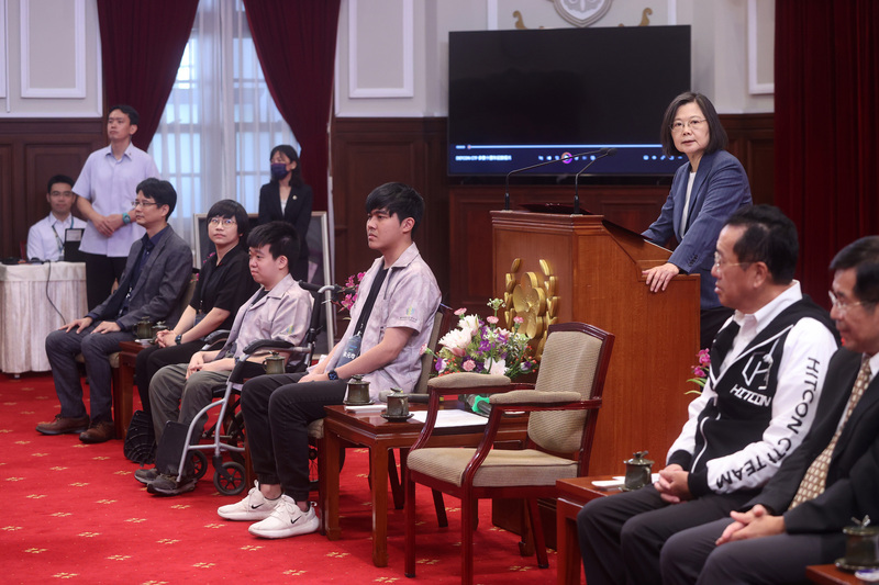Ngày 11/9, khi tổng thống Thái Anh Văn đón tiếp đội Đài Loan “TWN48”, bà nói rằng có tổng cộng 1.828 đội đã đăng ký tham gia Hội nghị Hacker Thế giới 2023. Đội Đài Loan không chỉ nổi bật ở vòng sơ loại khốc liệt, mà còn đánh bại nhiều người chơi của các nước ở trận chung kết, thành tích xuất sắc này khiến cho mọi người tự hào. (Ảnh: CNA)