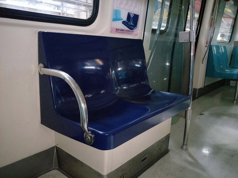Ghế ưu tiên trên tàu điện ngầm (Ảnh: CNA)