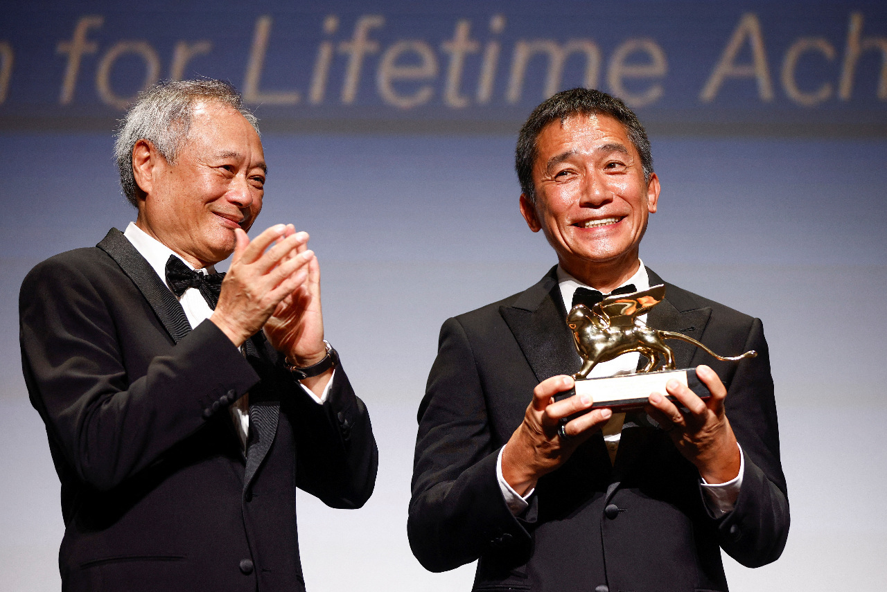Nam diễn viên Hồng Kông Lương Triều Vỹ đã nhận được Giải Thành tựu trọn đời từ đạo diễn nổi tiếng Lý An tại Liên hoan phim Venice vào ngày 2/9 (ảnh: hãng Reuters)