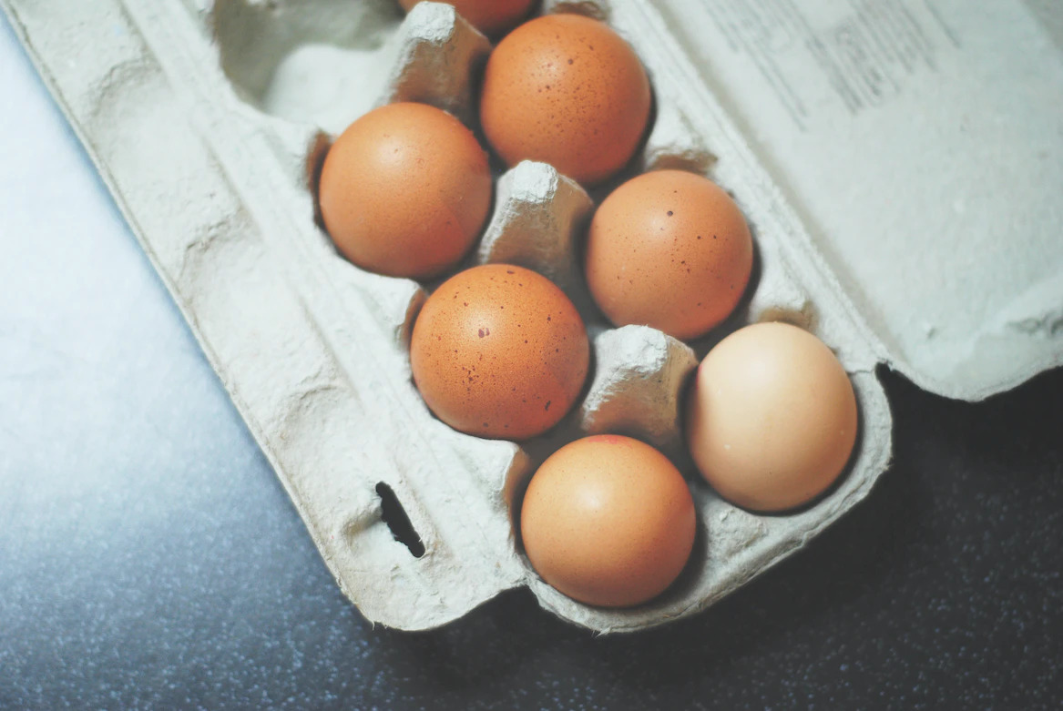 Trên bao bì của trứng gà nhập khẩu có ghi rõ hạn sử dụng và các doanh nghiệp chế biến trứng có thể dựa theo thông tin đó để ghi hạn sử dụng (Ảnh: Unsplash)