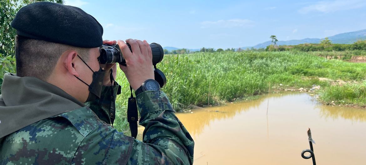 Một quan chức quân đội của Thái Lan đang theo dõi tình hình ở phía biên giới Myanmar. (Ảnh: UN News/Daniel Dickinson)