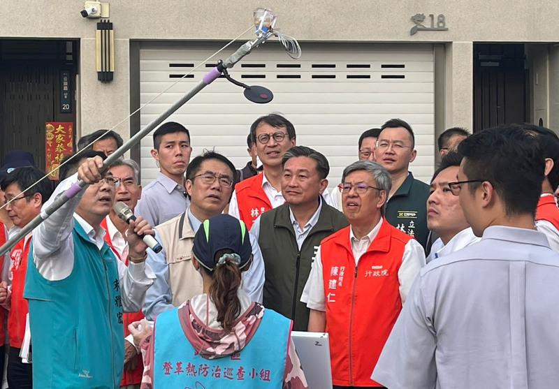 Vào ngày 16/9 Thủ tướng Trần Kiến Nhân (người thứ hai từ phải qua trái) đã tới thành phố Đài Nam thị sát tình hình phòng chống dịch sốt xuất huyết (Ảnh: CNA)