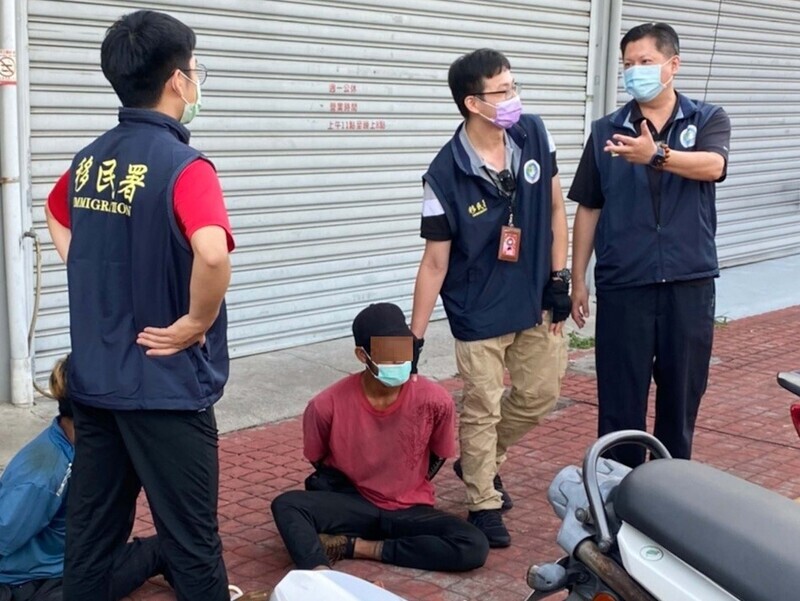 Đội Đặc nhiệm của Sở Di dân tại thành phố Đài Trung bắt giữ 8 lao động di trú bất hợp pháp trên một chiếc xe tải đậu bên đường. (Ảnh: CNA)