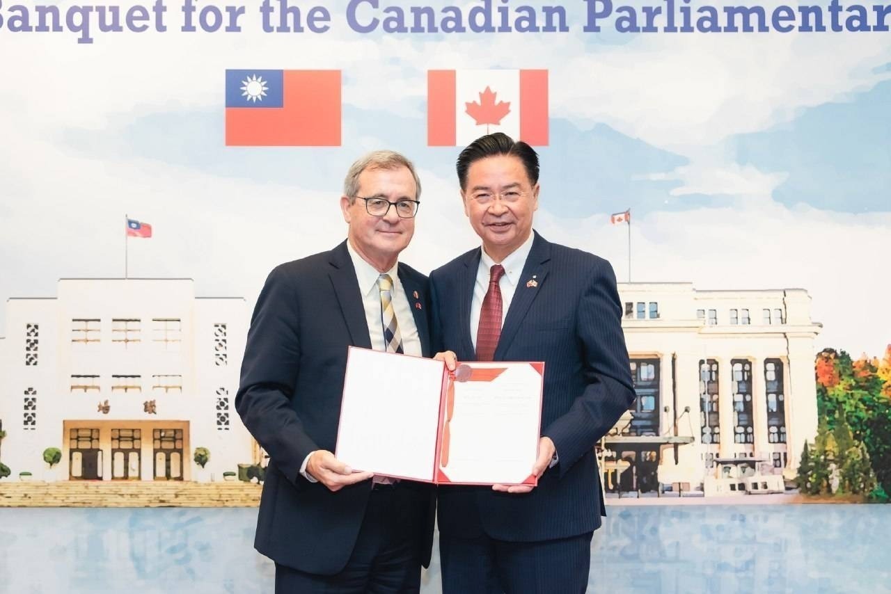 Thượng nghị sĩ Michael MacDonald trao bản sao Dự luật khung quan hệ Canada-Đài Loan cho Ngoại trưởng Ngô Chiêu Nhiếp