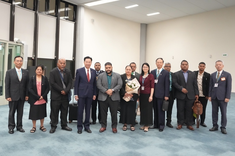 Ngoại trưởng Ngô Chiêu Nhiếp (thứ 4 từ trái qua) đại diện đón tiếp phái đoàn của Tổng thống Nauru Russ Joseph Kun tại Sân bay Quốc tế Đào Viên (Ảnh: Bộ Ngoại giao/ CNA)