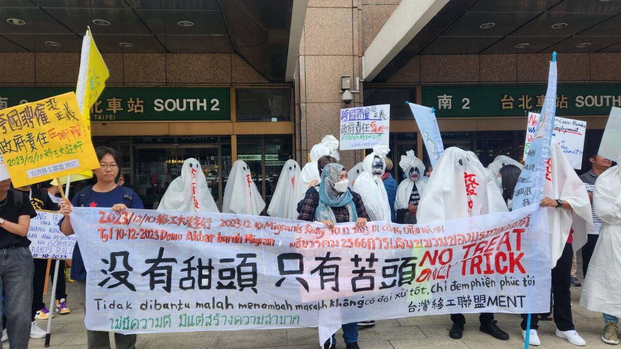 Vào ngày 29/10 Liên minh lao động nhập cư Đài Loan (MENT) đã dẫn đầu hàng trăm lao động di trú tổ chức cuộc diễu hành quanh ga xe lửa Đài Bắc, yêu cầu chính phủ bãi bỏ chế độ môi giới việc làm tư nhân (Ảnh: Rti)