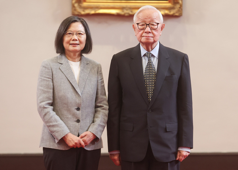 Tổng thống Thái Anh Văn chụp ảnh lưu niệm cùng Cựu chủ tịch TSMC Trương Trung Mưu tại Phủ Tổng thống trước ngày khởi hành tham dự Hội nghị APEC