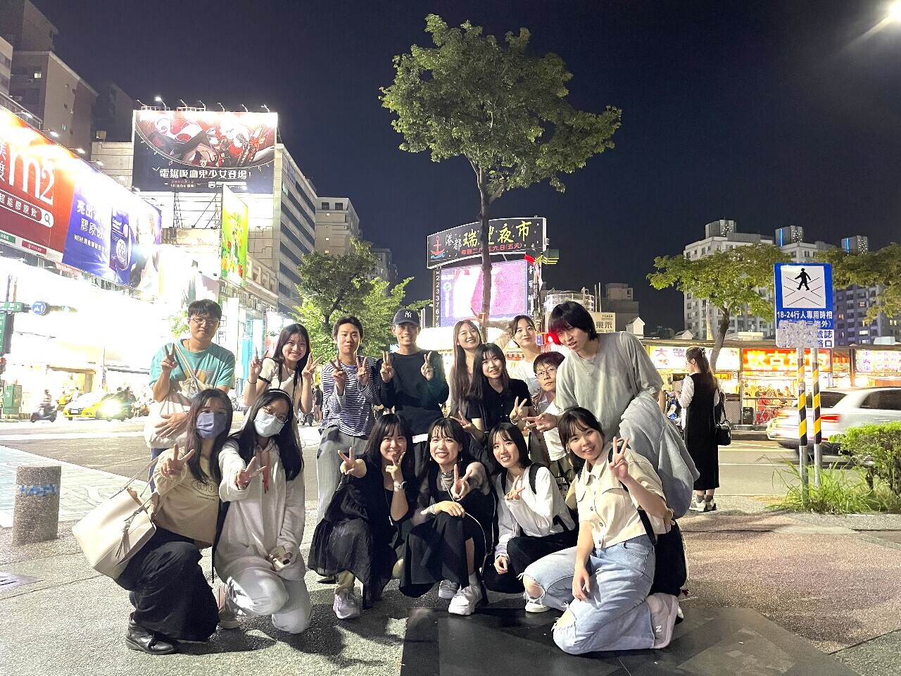 Sinh viên ĐH I-Shou dẫn các bạn sinh viên ĐH Kansai Nhật Bản tới chợ đêm Ruifeng Cao Hùng, trải nghiệm văn hóa chợ đêm của Đài Loan (ảnh: ĐH I-Shou cung cấp)