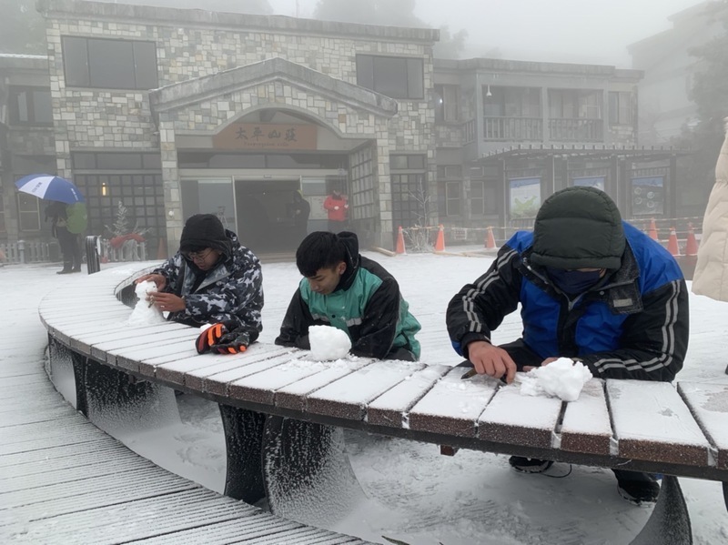Rét đậm, núi Thái Bình âm 6 độ C đón trận tuyết đầu tiên trong năm