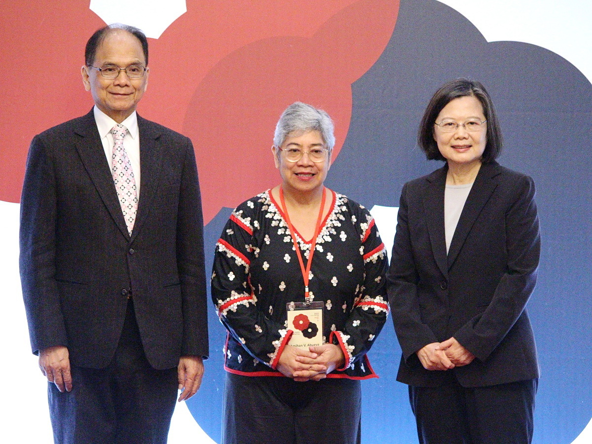 Quỹ Dân chủ Đài Loan tổ chức Lễ trao giải Nhân quyền Dân chủ châu Á lần thứ 18 tại Đài Bắc, Tổng thống Thái Anh Văn (bìa phải) và Viện trưởng Viện Lập pháp Du Tích Khôn (bìa trái) đã cùng trao giải cho bà  Amihan V. Abueva (giữa) - nhà hoạt động vì quyền trẻ em người Philippines. (Ảnh: Rti)
