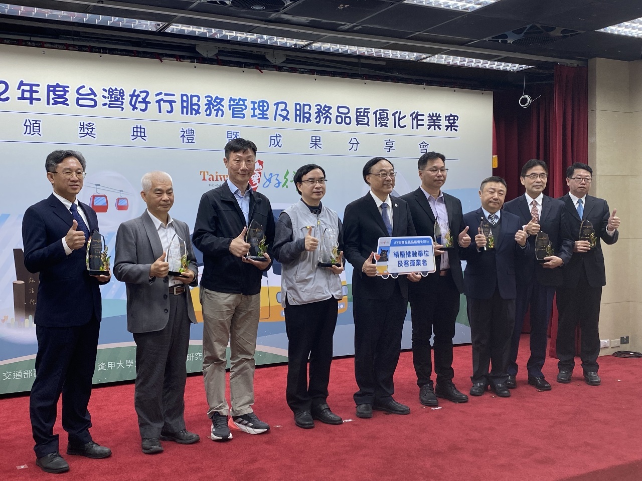 Giám đốc Sở Du lịch Chu Vĩnh Huy đích thân tham gia vào trao giải cho các đơn vị xuất sắc trong hệ thống Taiwan Tourist Shuttle (Ảnh: PV)