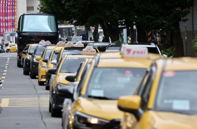 Xe taxi xếp chuyến tại sân bay Songshan sẽ thu phí đỗ xe 50 Đài tệ tương tự sân bay Đào Viên và sân bay Cao Hùng bắt đầu từ năm 2024 (ảnh: CNA)