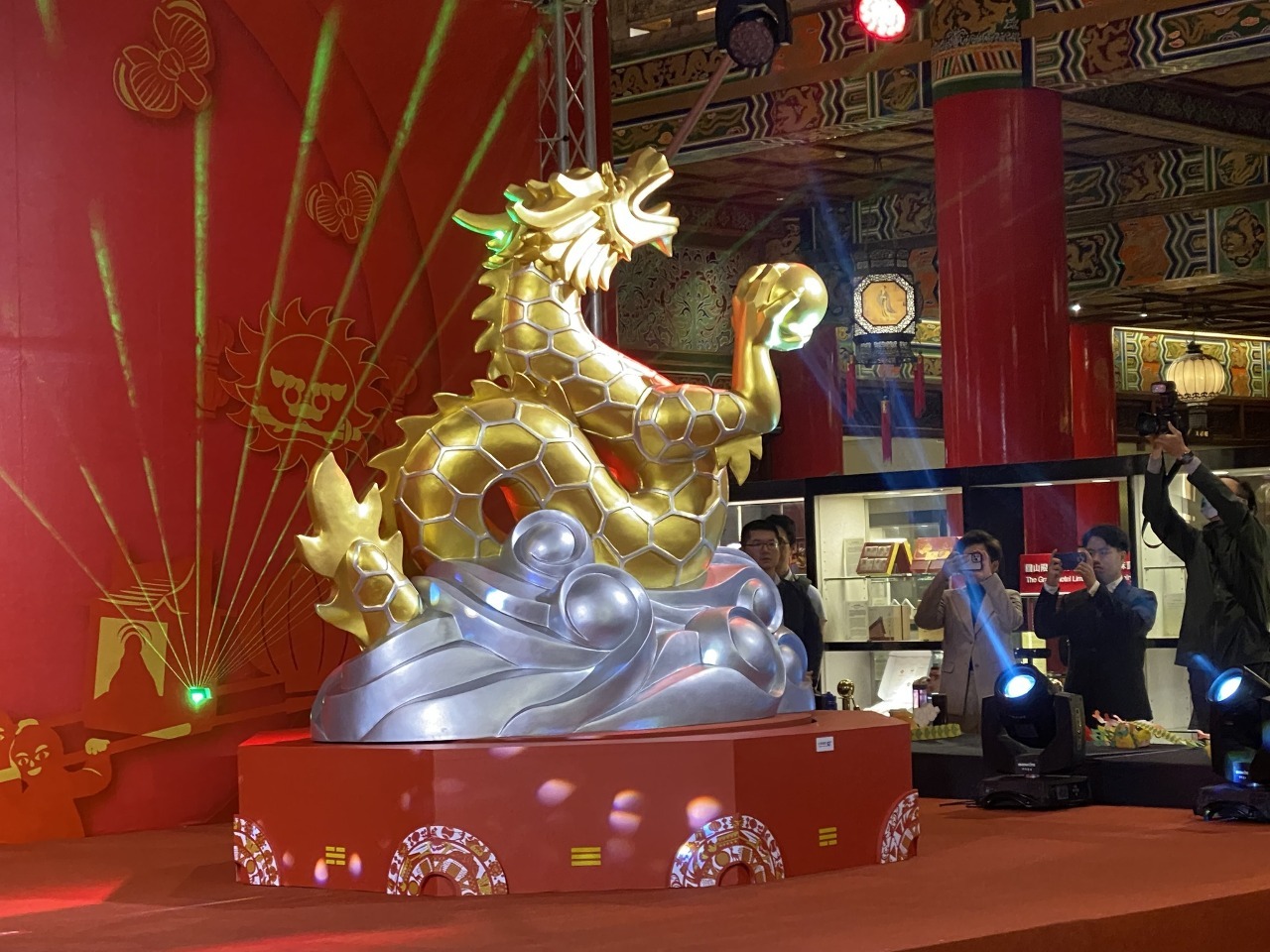 Tạo hình của chiếc đèn lồng chính trong Lễ hội đèn lồng Đài Loan 2024 với tên gọi “Rồng đến Đài Loan” đã được tiết lộ vào ngày 3/1 tại Khách sạn Yuanshan - Đài Bắc. (Ảnh: Ngô Lệ Quân)