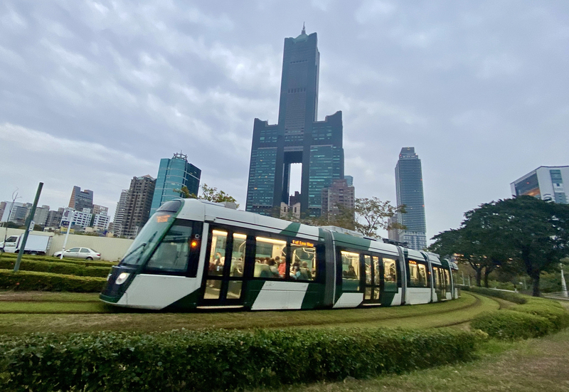 Toàn bộ mạng lưới tuyến đường sắt hạng nhẹ sẽ được đưa vào vận hành thử nghiệm bắt đầu từ 6 giờ chiều ngày 1/1/2024. (Ảnh: CNA)