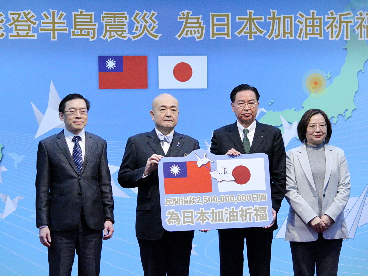 Ngoại trưởng Ngô Chiêu Nhiếp đã đại diện trao số tiền quyên góp của người dân Đài Loan cho ông Kazuyuki Katayama - người đại diện Văn phòng sự vụ Đài Bắc của Hiệp hội Giao lưu Nhật - Đài. (Ảnh: PV)