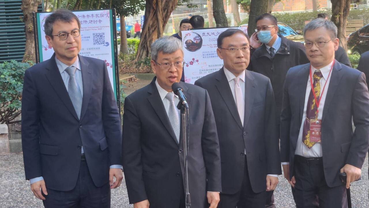 Thủ tướng Trần Kiến Nhân (thứ 2 từ trái qua) chỉ ra rằng, TikTok đã trở thành nền tảng để một số quốc gia chuyên chế triển khai tác chiến nhận thức, chính phủ cần ứng phó thận trọng. (Ảnh: PV)