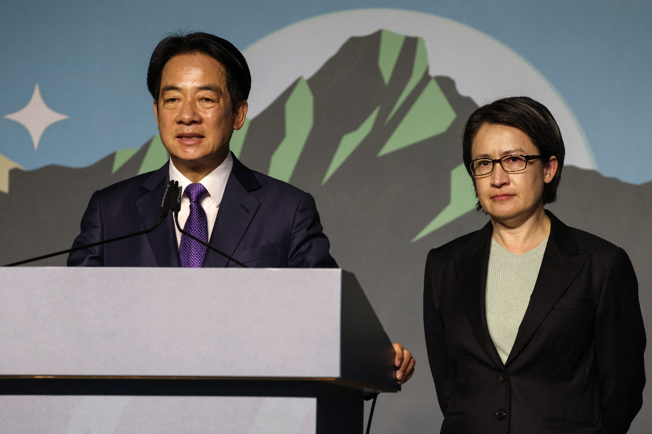 Hai ứng cử viên Tổng thống và Phó Tổng thống thuộc đảng Dân tiến là ông Lại Thanh Đức và bà Tiêu Mỹ Cầm cùng tổ chức họp báo quốc tế về việc đắc cử vào tối ngày 13/1. (Ảnh: AFP)