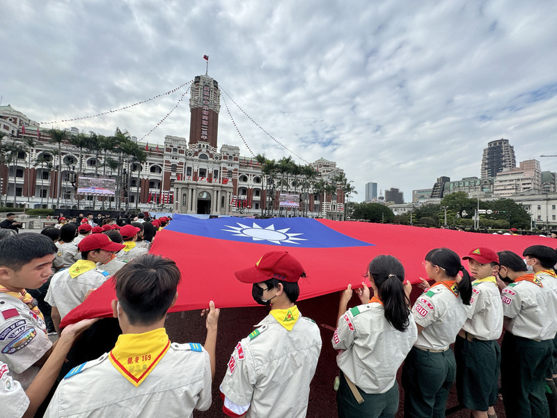Lá Quốc kỳ rất lớn được Đội cờ và các hướng đạo sinh cùng mở ra tại buổi diễn tập Nghi Lễ thượng cờ trong ngày đầu tiên của năm mới (Ảnh: CNA)