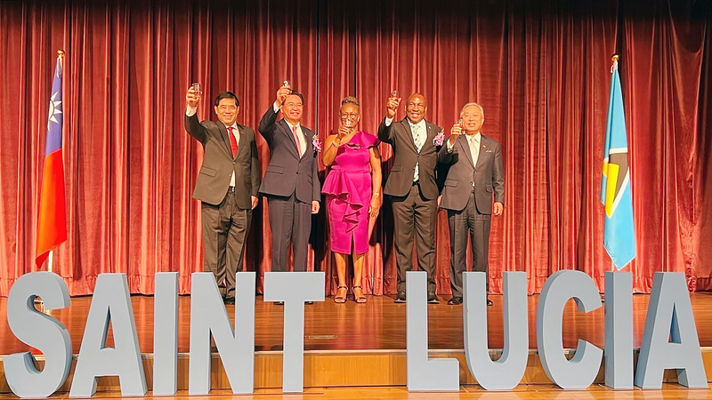 Ngoại trưởng Ngô Chiêu Nhiếp (thứ 2 bên trái) tham dự tiệc rượu mừng kỷ niệm 45 năm Ngày Độc lập của Saint Lucia. (Ảnh: CNA)